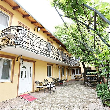 维也纳公寓和客房酒店 奥西耶克 外观 照片