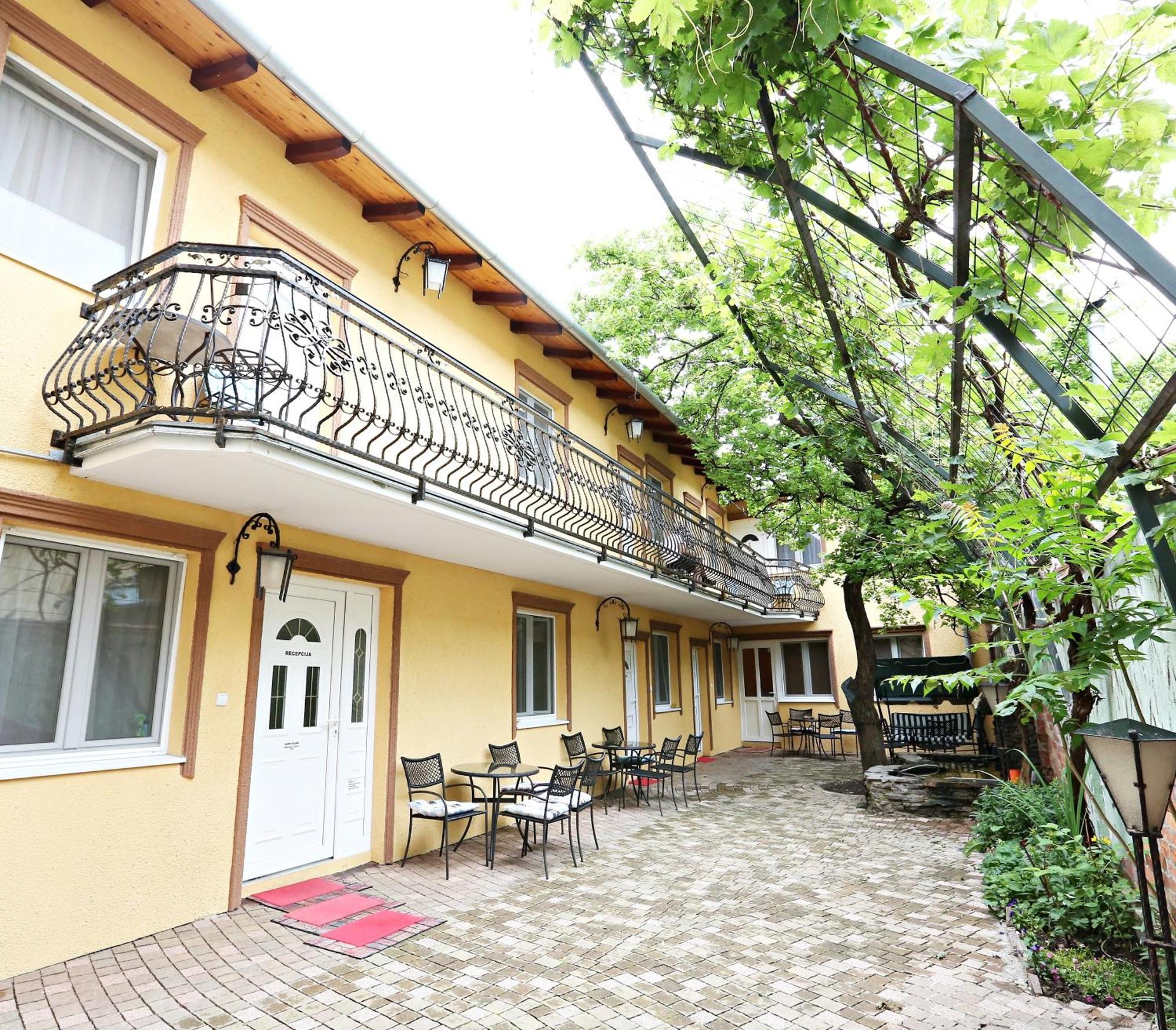 维也纳公寓和客房酒店 奥西耶克 外观 照片